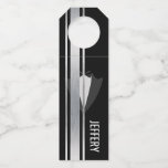 Deze zwarte en witte vlek op een vrijgezellenfeest flessenhanger<br><div class="desc">Bachelor-partij groomsman tuxedo hang label. Dit collectie van een bachelorpartij met zwarte en witte vlekken is geweldig voor een vrijgezellenfeest. Het volledige collectie is klantgericht,  zo wijzig op de manier u van het zou houden. Geniet van je feest... bedriegers!</div>
