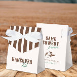 Dezelfde Cowboy Forever Bachelorette Hangover Kit Bedankdoosjes<br><div class="desc">De bachelorette suite "Same Cowboy Forever" maakt deel uit van een pittig collectie dat Westerne charme combineert met speelse elegantie. Met gedurfde bruine strepen, rustieke typografie en een cowboy-pet-illustratie zet deze suite de toon voor een leuk, boots-on feestweekend. Met een modern-ontmoet-land esthetiek, elk stuk in het collectie perfect een aanvulling...</div>