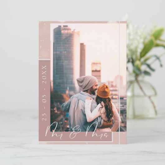 Dhr & Mevrouw Dusty Roze Witte Script Foto Save The Date (Staand voorkant)