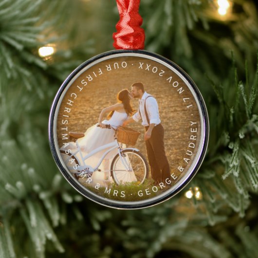 Dhr. & Mrs. First Kerstmis Text Wedding Foto Metalen Ornament (Boom)