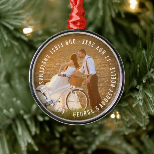 Dhr. & Mrs. First Kerstmis Text Wedding Foto Metalen Ornament (Boom)