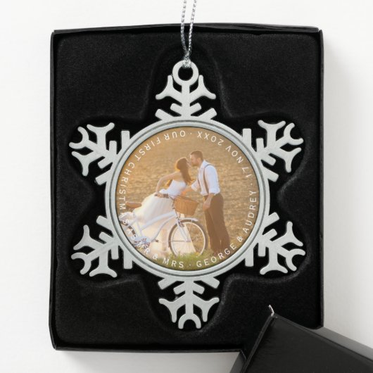 Dhr. & Mrs. First Kerstmis Text Wedding Foto Tin Sneeuwvlok Ornament (Kistje)