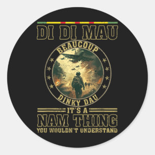 Di Mau heet het ding Dinky Dau Funny Vietnam Ve Ronde Sticker
