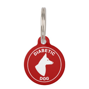 Diabetische hond W/mg met gepankeerde oren rood en Huisdierpenning