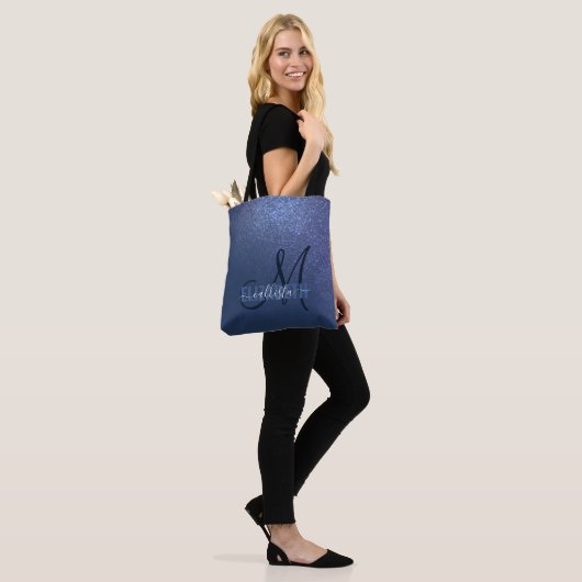 Diagonaal blauw glitter gradiënt Ombre Monogram Tote Bag (Op model)