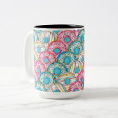 Diagonaal gestapelde waterverf donuts op blauwgroe tweekleurige koffiemok (Voorkant links)