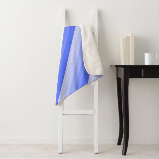 diagonaal ombre-strepen, in periwinkle blauwe tint sherpa deken (In situ)