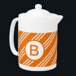 Diagonaal Oranje gestreept monogram Theepot<br><div class="desc">Sporty striped oranje monogrammed teapot.</div>