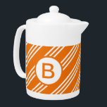 Diagonaal Oranje gestreept monogram Theepot<br><div class="desc">Sporty striped oranje monogrammed teapot.</div>
