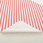 Diagonaal patroon van roze en witte strepen sherpa deken (3/4)