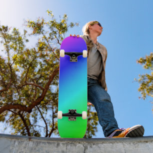 Diagonaal regenboogverloopblauw naar groen persoonlijk skateboard