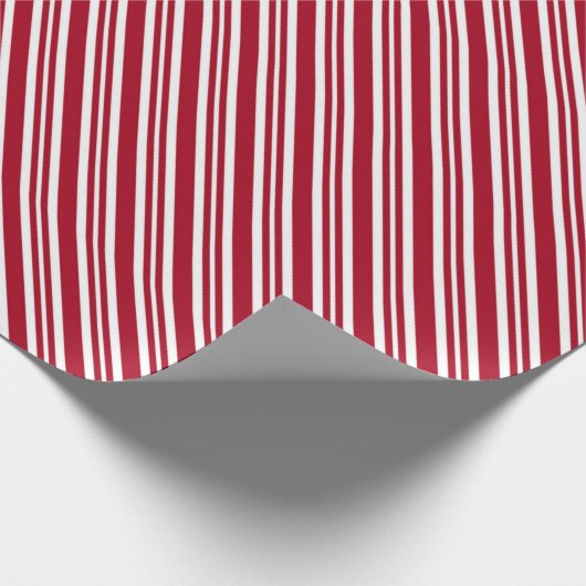 Diagonaal rood en wit streeppatroon cadeaupapier (Hoek)