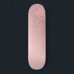 Diagonaal Roos Gold Blush roze ombre gradiënt Persoonlijk Skateboard<br><div class="desc">Dit elegante en girale design is perfect voor de klastige en stijlvolle vrouw. Het is voorzien van een faux bedrukte dunne roos goudglitter diagonaal gradiëntmeter boven op een wazige roze achtergrond. Het is een unieke stap op de glittergradiënttrend die momenteel erg populair is. Het is een , glamoureus, modern en...</div>