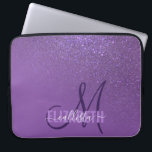 Diagonaal Violet Paars glitter gradient ombre Laptop Sleeve<br><div class="desc">Dit elegante en girale design is perfect voor de klastige en stijlvolle vrouw. Het is voorzien van een faux met paarse glitter met dunne violette diagonale gradiëntmeter boven op een violette paarse achtergrond. Het is een unieke stap op de glittergradiënttrend die momenteel erg populair is. Het is een , glamoureus,...</div>