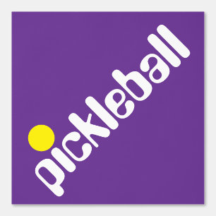 Diagonaal wit geel PICKLEBALL op Royal Paarse Behang