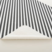 Diagonal black and white stripes pattern sherpa deken (3/4)