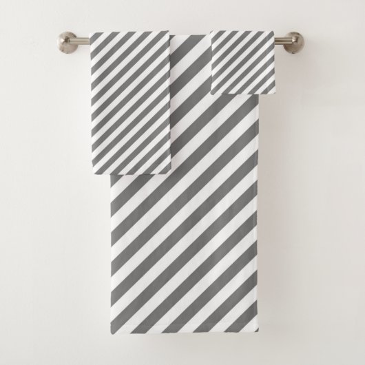 Diagonal gray and white stripes pattern bad handdoek (Insitu)
