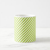 Diagonal lime green and white stripes pattern koffiemok (Center)