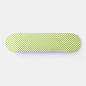 Diagonal lime green and white stripes pattern persoonlijk skateboard (Horizontaal)