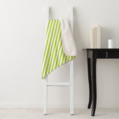 Diagonal lime green and white stripes pattern sherpa deken (In situ)
