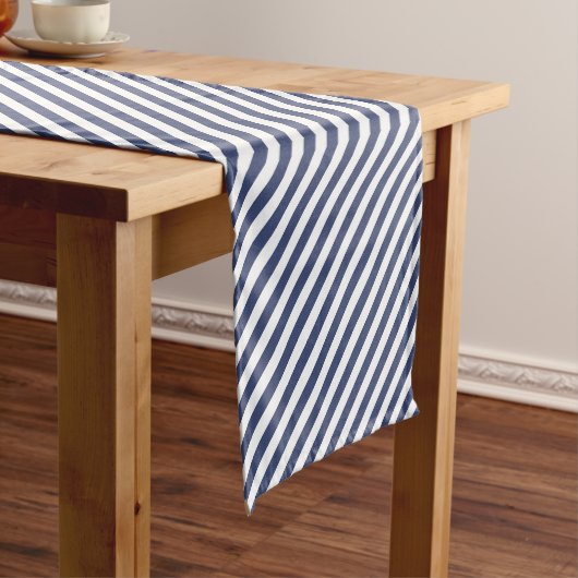 Diagonal navy blue and white stripes pattern korte tafelloper (Voorbeeld)