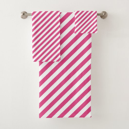 Diagonal pink and white stripes pattern bad handdoek (Insitu)