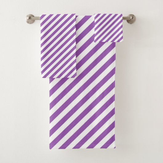 Diagonal purple and white stripes pattern bad handdoek (Insitu)