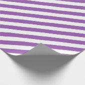 Diagonal purple and white stripes pattern cadeaupapier (Hoek)