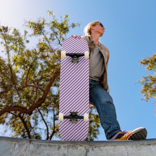 Diagonal purple and white stripes pattern persoonlijk skateboard (Buiten 1)