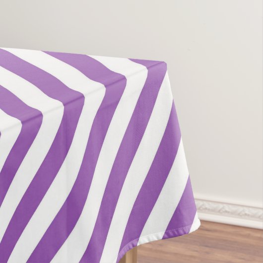 Diagonal purple and white stripes pattern tafelkleed (Voorbeeld)