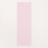 Diagonal white and pink stripes pattern yogamat (Voorkant)