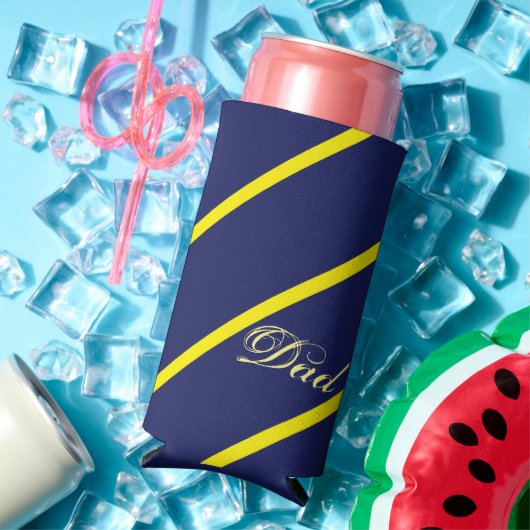 Diagonale blauwe en gele strepen met papiertekst seltzer blikjeskoeler (Insitu Zomer)