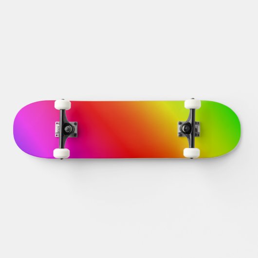 Diagonale regenbooggradiënt rood tot groen skateboard (Horizontaal)