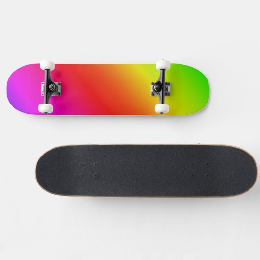 Diagonale regenbooggradiënt rood tot groen skateboard (Horizontaal)