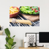 Diagonale samenstelling op een tafel met verse sla poster (Thuiskantoor)