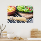 Diagonale samenstelling op een tafel met verse sla poster (Keuken)