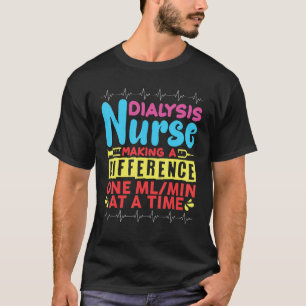 Dialysis verpleegkunde, die een MLmin bij een T-shirt