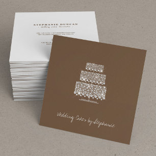 Diamantcake op donkerbruine bruidstaart decorateur vierkante visitekaartje