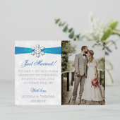 Diamante Snowflake & Blue Ribbon Winter Wedding Folie Uitnodiging (Staand Voorkant)