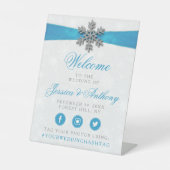 Diamante Snowflake & Blue Ribbon Winter Wedding Reclamebord Met Voetstuk (Voorkant)