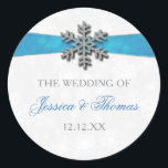 Diamante Snowflake & Blue Ribbon Winter Wedding Ronde Sticker<br><div class="desc">Het diamante snowflake & blue ribbon bruiloft collectie is perfect voor elk koppel dat een romantische winterbruiloft plant. Het ontwerp is voorzien van een lichtgrijze en witte sneeuwvlok met een getextureerde achtergrond met een diamante sneeuwvlok bovenop een zijdeachtig uitziend lint. De formulering bevat dezelfde grijze en blauwe kleuren van het...</div>