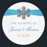 Diamante Snowflake & Blue Ribbon Winter Wedding Ronde Sticker<br><div class="desc">Het diamante snowflake & blue ribbon bruiloft collectie is perfect voor elk koppel dat een romantische winterbruiloft plant. Het ontwerp is voorzien van een lichtgrijze en witte sneeuwvlok met een getextureerde achtergrond met een diamante sneeuwvlok bovenop een zijdeachtig uitziend lint. De formulering bevat dezelfde grijze en blauwe kleuren van het...</div>
