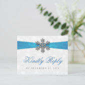 Diamante Snowflake & Blue Ribbon Winter Wedding Uitnodiging Briefkaart (Staand voorkant)
