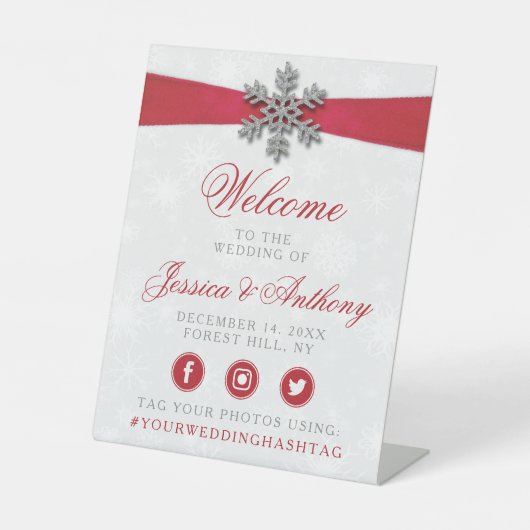 Diamante Snowflake en Red Ribbon Winter Wedding Reclamebord Met Voetstuk (Voorkant)