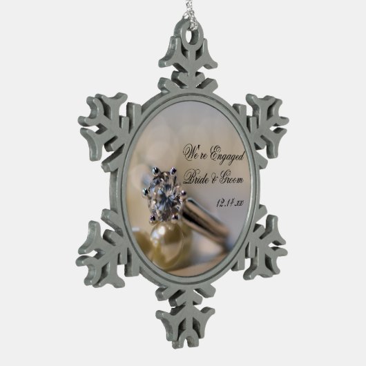 Diamanten ring en parels Verloving Tin Sneeuwvlok Ornament (Links)