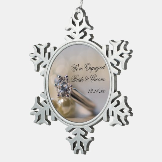 Diamanten ring en parels Verloving Tin Sneeuwvlok Ornament (Rechts)