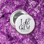 Diamanten ring Ik doe bemanning bruiloft Ronde Button 7,6 Cm<br><div class="desc">Ronde knop voor het team van de bruid met I do crew geschreven in leuke lettertypen. Boven de o is een felle en glanzende diamant geplaatst die eruit ziet als een diamanten verlovingen ring.</div>
