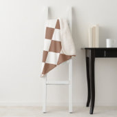 Diamantpatroon in wit en Mocha Mousse Sherpa Deken (In situ)