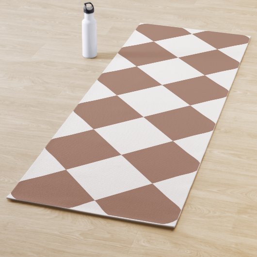 Diamantpatroon in wit en Mocha Mousse Yogamat (In situ)