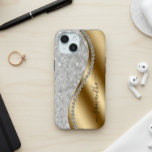 Diamond Bling Gold Metal Gepersonaliseerd script iPhone 15 Case<br><div class="desc">Elke glitter of diamanten in ontwerp zijn foto's en gesimuleerd. Dit ontwerp kan worden gepersonaliseerd in het gebied dat wordt geleverd door de foto en/of tekst te wijzigen. Of het kan worden aangepast door te klikken op Deze Sjabloon personaliseren en vervolgens te kiezen voor de klik om verdere opties aan...</div>